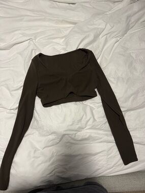 ALO Yoga Ribbed Long-Sleeve Cropped Top - Dark Brown
